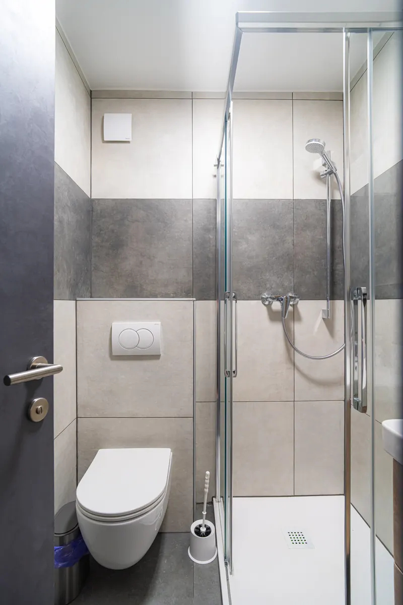 Zasebna kopalnica s tuš kabino, straniščem in umivalnikom