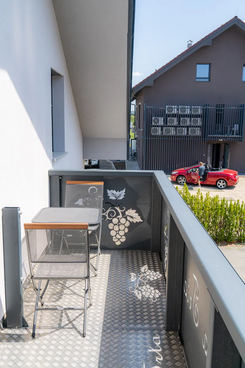 Skupni balkon z mizico in stoloma