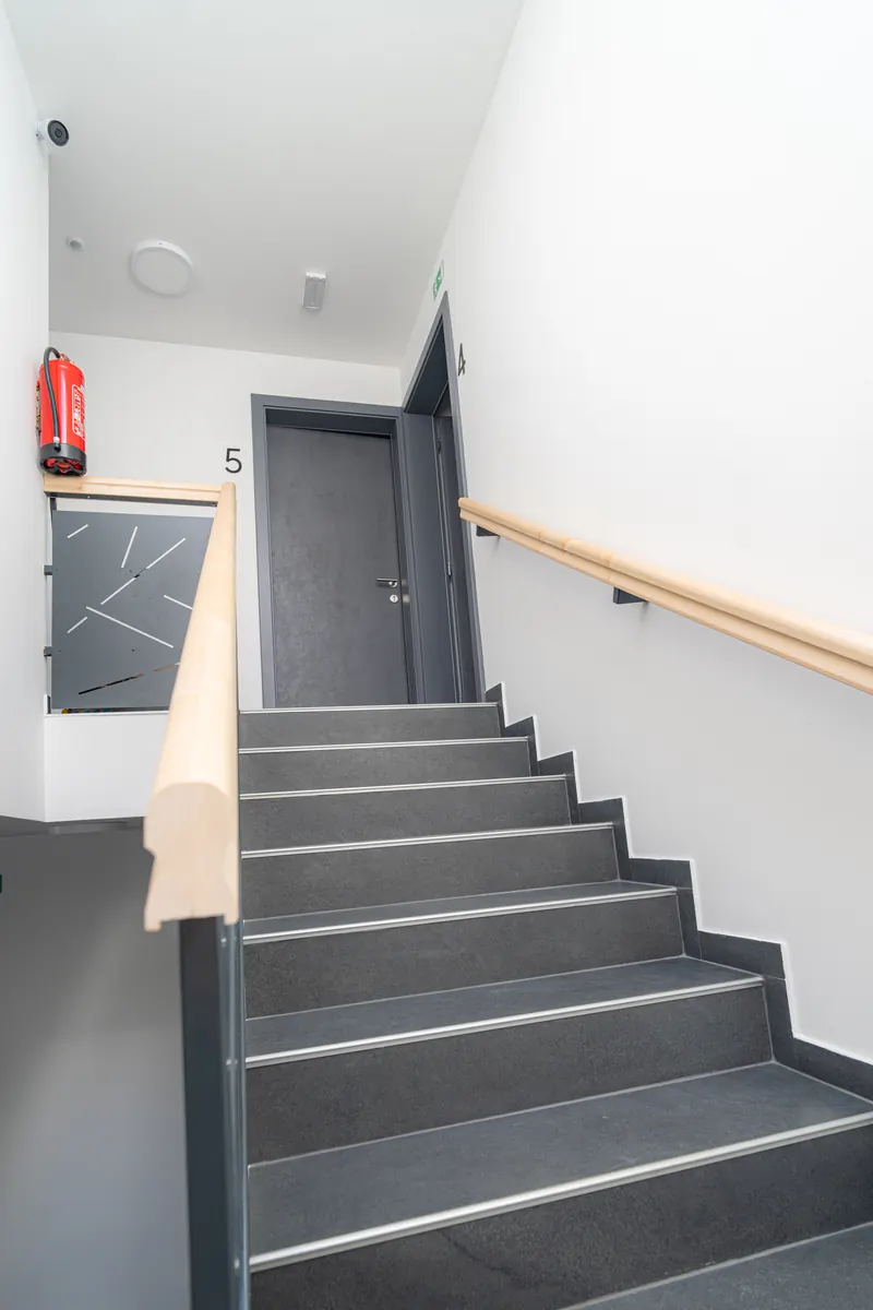 Notranje stopnišče do apartmajev v prvem nadstropju