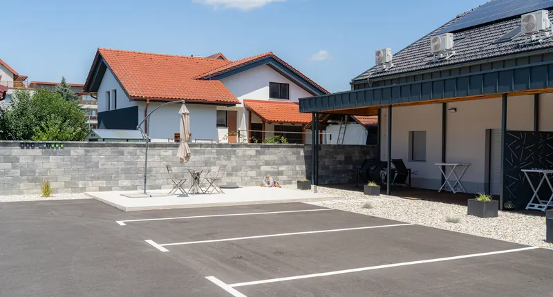 Parkirišče z označenimi parkirnimi mesti ob Vili Trta